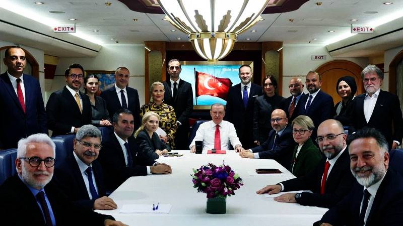 cem kucuk ucakta sorular onceden aliniyor istenmeyen sorular cikariliyor bu yanlis medyanin cogunlugu zaten huk met yanlisi MiPvE4sr