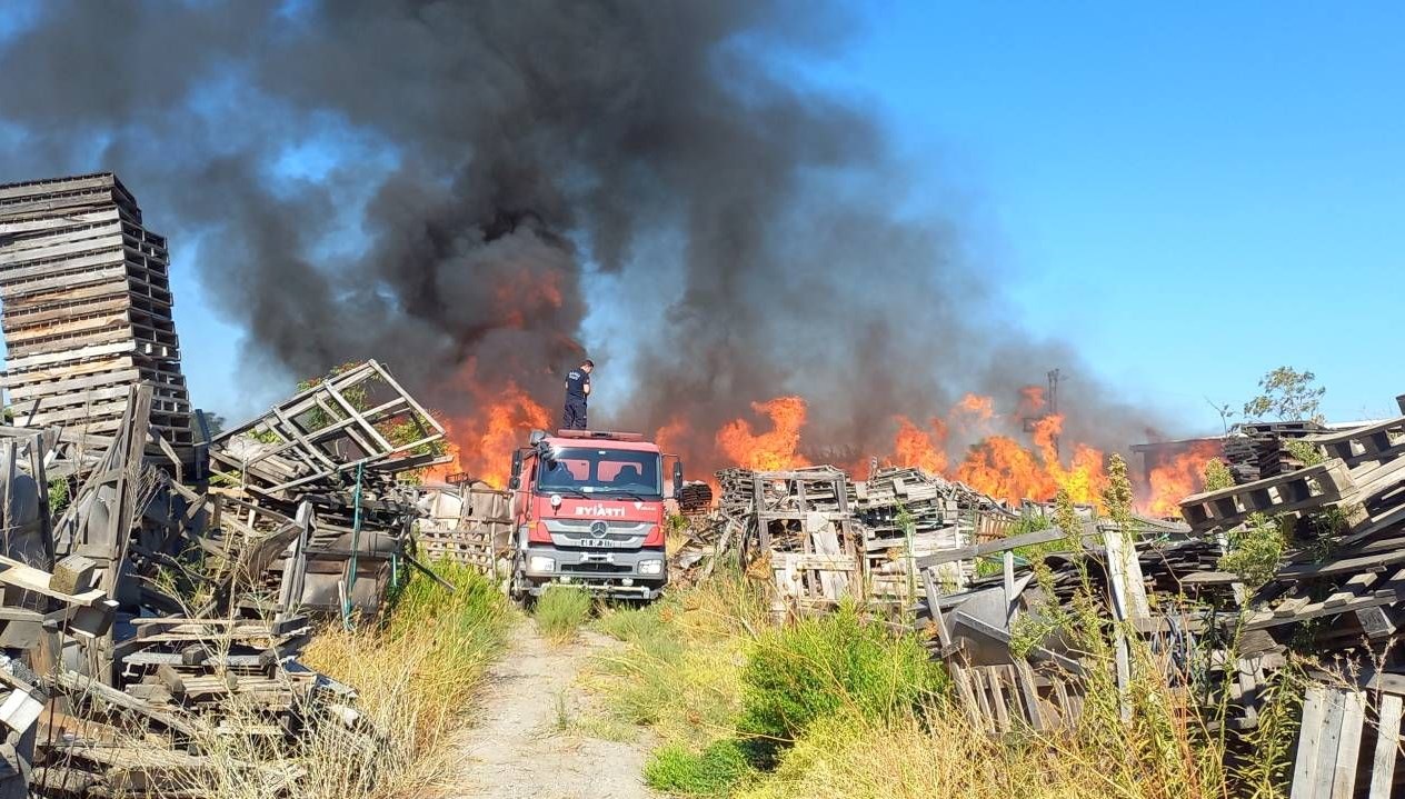 manisada palet fabrikasinda yangin SN9kZxfR