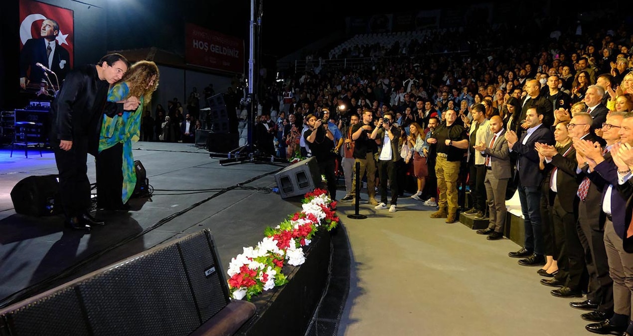 ozgur ozel ferdi zeyrek amfi tiyatrosunun acilisinda fazil say konserini izledi UPMt46gp