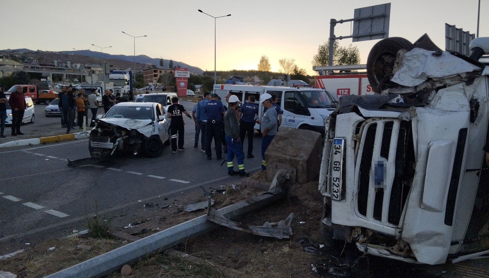 tarim iscilerini tasiyan minibus otomobille carpip devrildi 20 yarali WAadVdvh