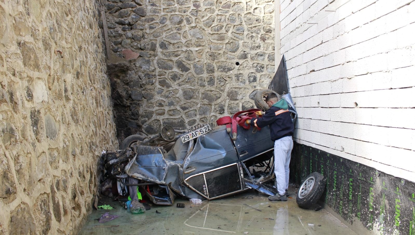 60 metrelik ucurumdan asagiya yuvarlandi UXuOZQOt.jpg