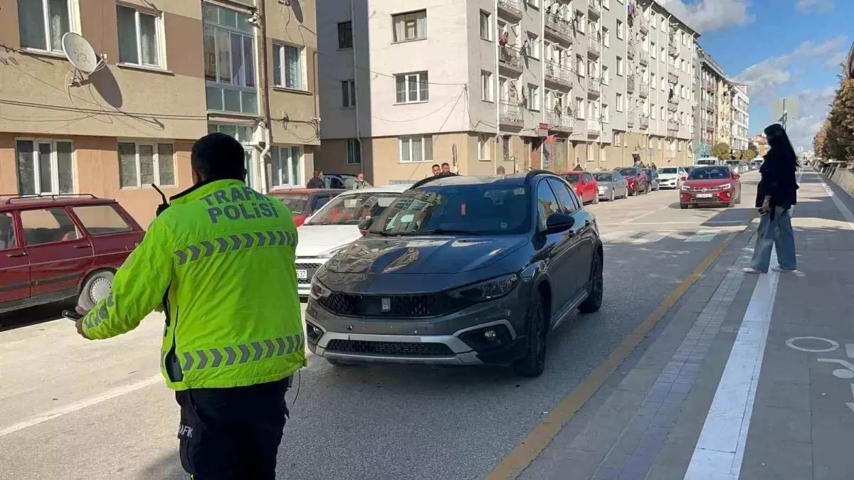 eskisehirde otomobilin carptigi yasli kadinin hayati tehlikesi var R1hvhsQj.jpg