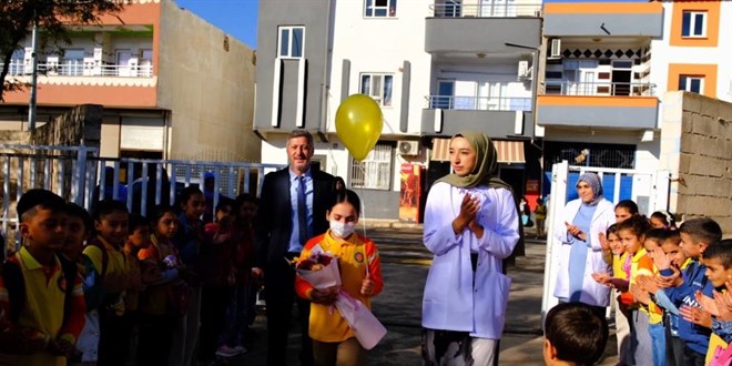 losemiyi yenip 3 yil sonra okuluna donen asmine duygusal karsilama AQuZXMHt.jpg