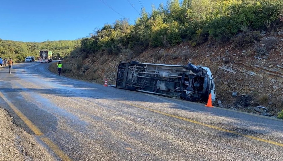 mersinde isci minibusu devrildi yaralilar var FKIFdKES