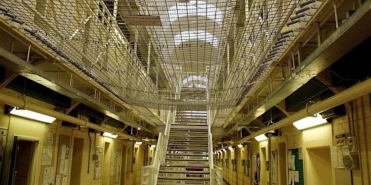 2 yasindaki uvey kizini vahsice oldurdu hapiste olduruldu basi ve bogazi kesildi Wud5q8N5.jpg