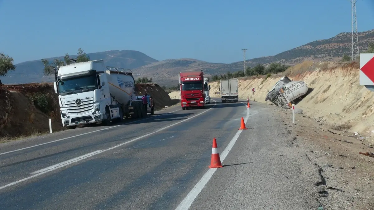 kiliste zincirleme kaza beton mikseri devrildi qWrrxZRs.jpg