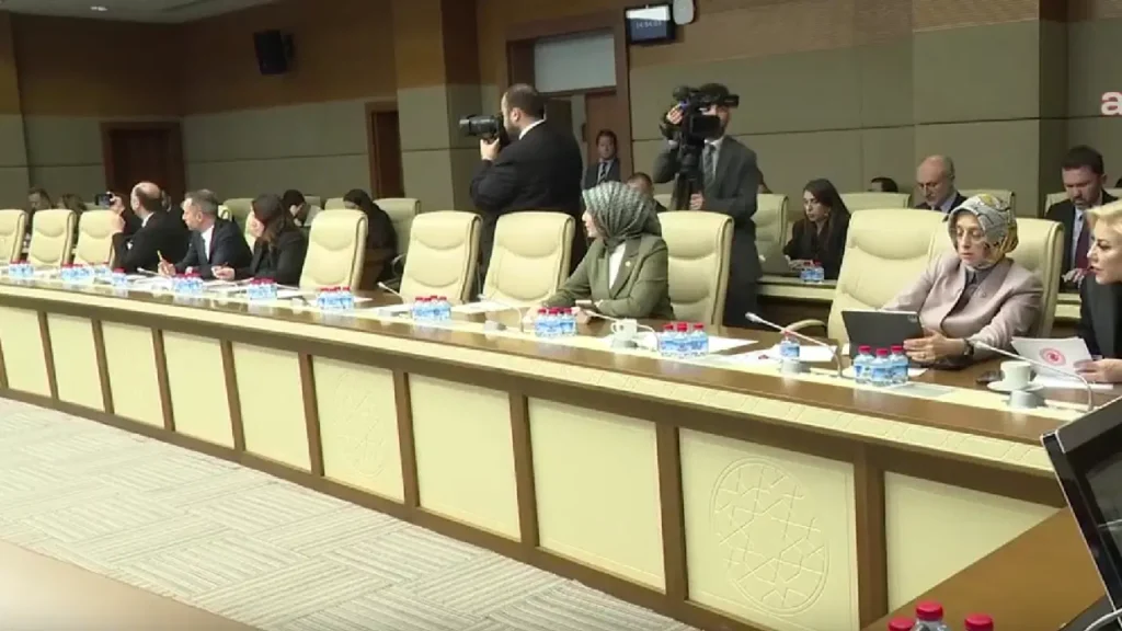 chpli-uyeler-dijital-mecralar-komisyonunu-terk-etti-chpli-ozkan-olmayan-bir-toplantiyi-nasil-yapildi-PfbyVlZc