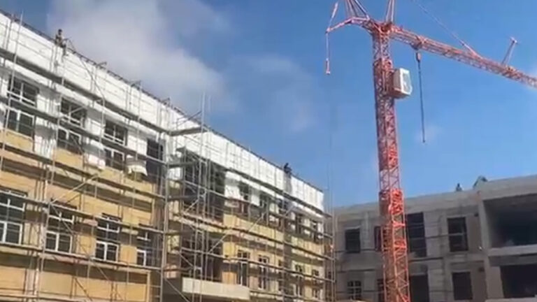 rektorluk-insaatinda-can-pazari-iscilerden-kule-vincli-ve-catili-eylem-z6drbKf5