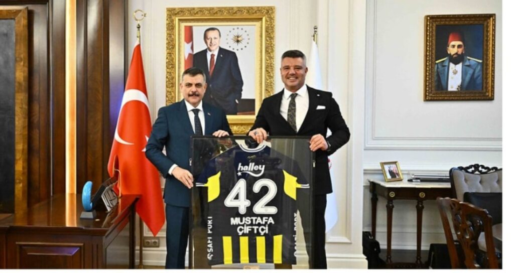 sadettin-saran-ziyaret-etti-ortaya-cikti-bakan-makam-odasina-abdulhamid-tablosu-asti-n52yyXBy