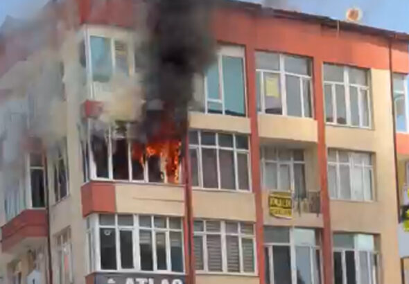 aksarayda-korkutan-yangin-apartman-dairesi-kule-dondu-iknwU9VW