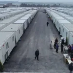 konutlar-teslim-edilmeden-konteynerler-bosaltiliyor-yurttas-altyapisiz-tokilere-gitmek-istemiyor-depremzede-yine-sahipsiz-eDNdeeW7