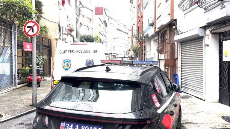 sislide-dehset-eski-sevgili-kadinin-yanindaki-erkegi-7-yerinden-bicakladi-363kgvAE