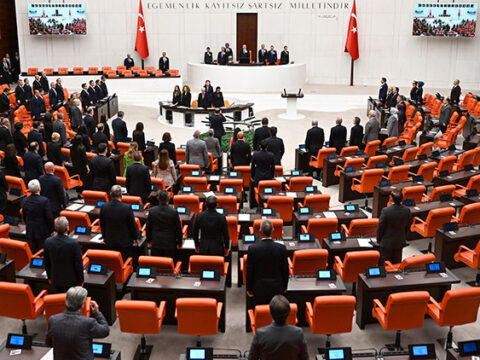 Sosyal medyaya ve dogum iznine yonelik duzenlemeleri de iceren kanun teklifinin komisyon gorusmeleri ertelendi 9t8FPqwM