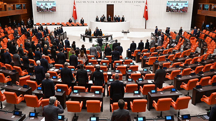 Sosyal medyaya ve dogum iznine yonelik duzenlemeleri de iceren kanun teklifinin komisyon gorusmeleri ertelendi 9t8FPqwM